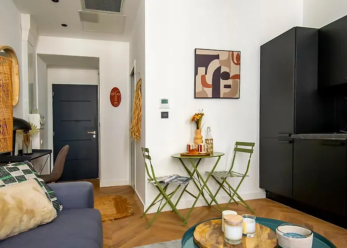302B Beautiful Studio Refurbished Downtown / Ac